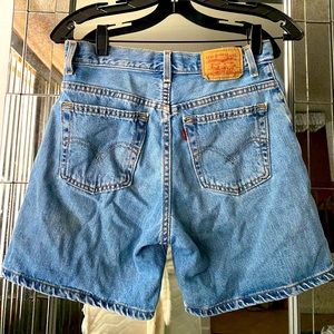 LEVIS WOMENS 501 HIGH RISE MIDI JEAN SHORTS